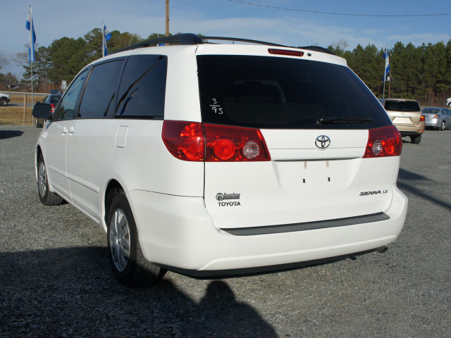 2009 white toyota sienna van