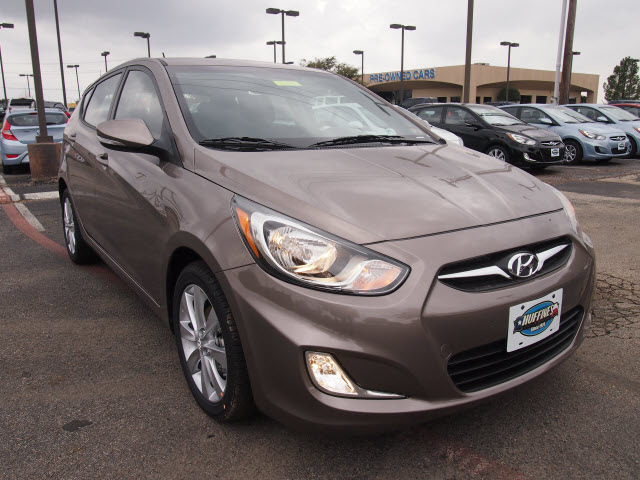 hyundai accent 2013 brown hatchback se gasoline 4 cylinders front wheel ...